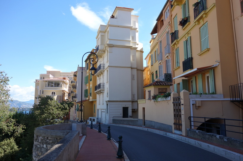 Arkitekturen längs gatan Rue des Remparts, Monaco.