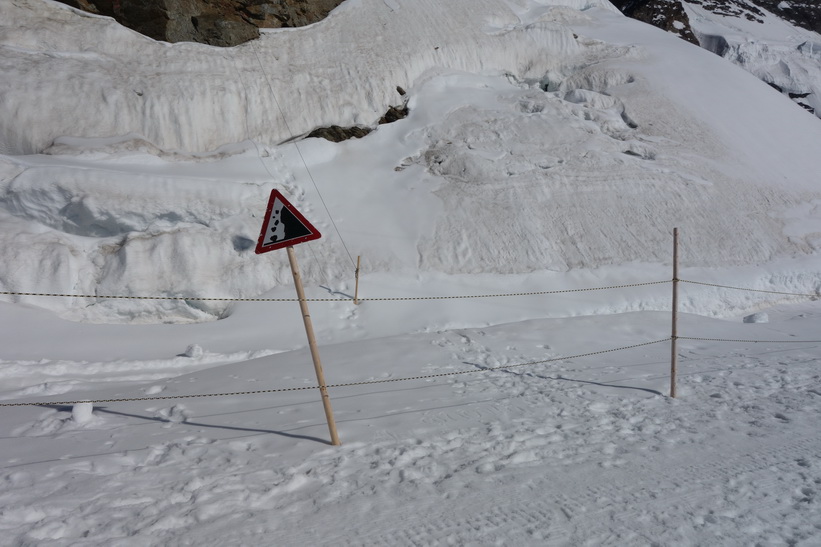 Varning för fallande sten, promenaden från Jungfraujoch till Mönchsjochhütte.