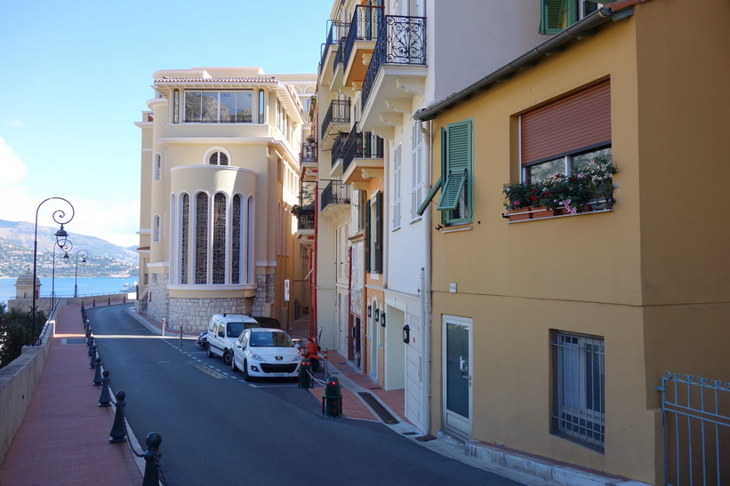 Arkitekturen längs gatan Rue des Remparts, Monaco.