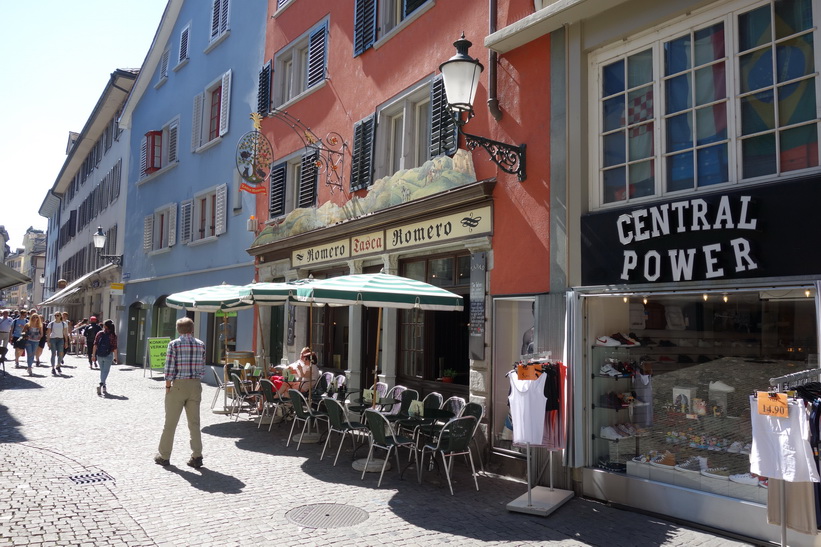 Gatuscen längs gågatan Niederdorfstrasse, Zürich.