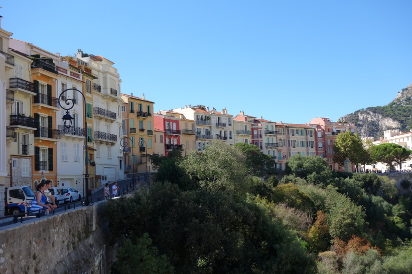 Arkitekturen längs gatan Rue des Remparts, Monaco.