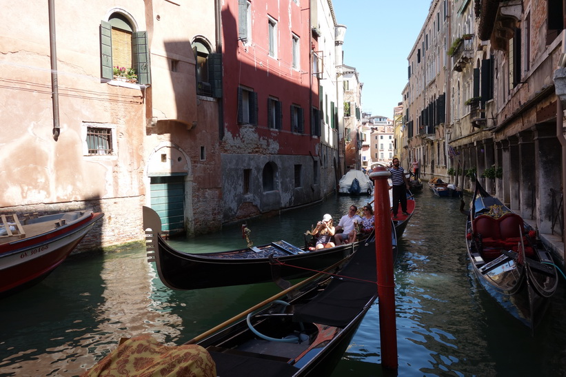 Kanal med vacker arkitektur, Venedig.