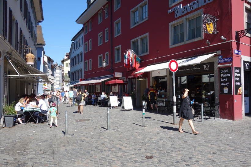 Gatuscen längs gågatan Niederdorfstrasse, Zürich.