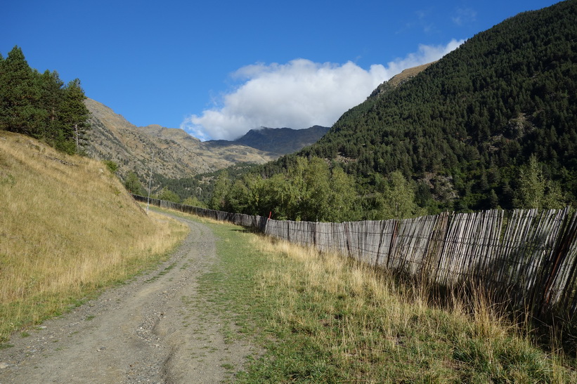 Vandring i riktning upp mot bergstoppen Port Vell från Arinsal.