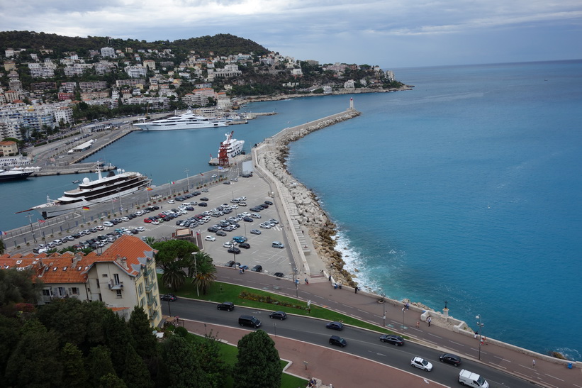 Utsikt över hamnen i Nice från Castle Hill (Colline du Chateau).