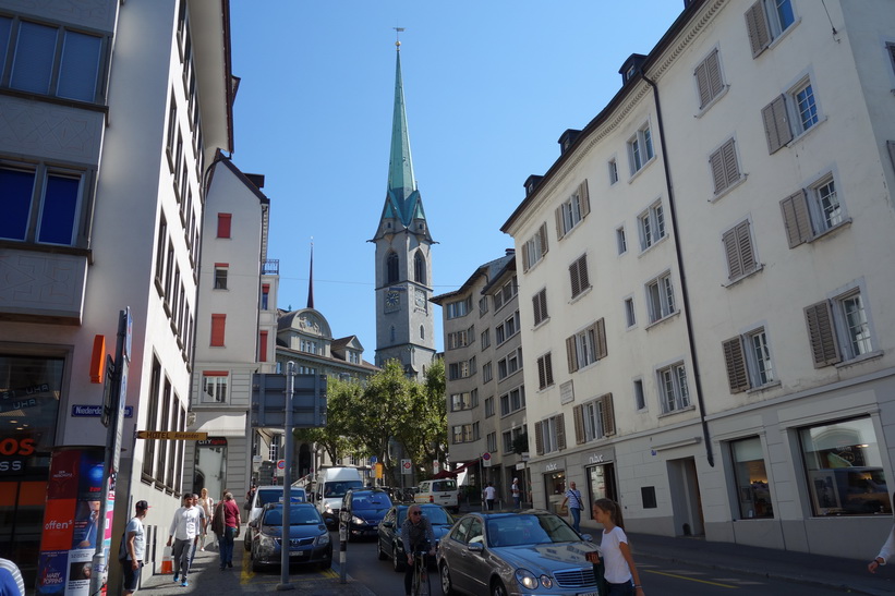 Gatuscen längs gågatan Niederdorfstrasse, Zürich.