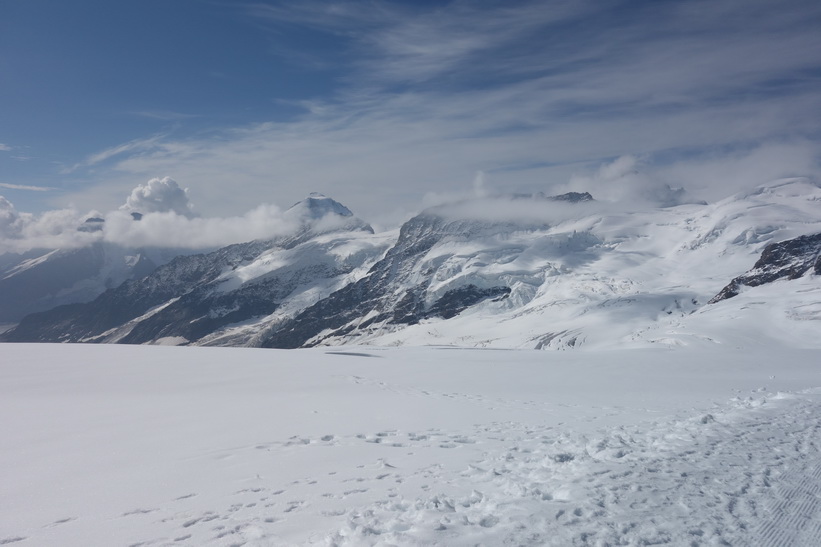 Vy under promenaden från Jungfraujoch till Mönchsjochhütte.