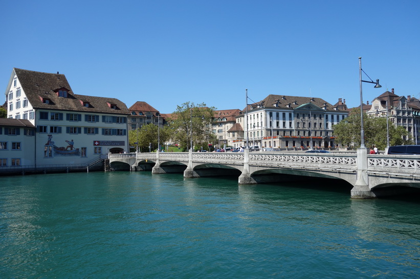 Vacker arkitektur längs floden Limmat i centrala Zürich.