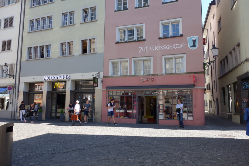 Gatuscen längs gågatan Niederdorfstrasse, Zürich.