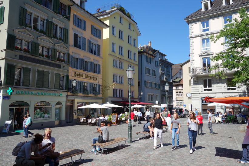 Gatuscen längs gågatan Niederdorfstrasse, Zürich.