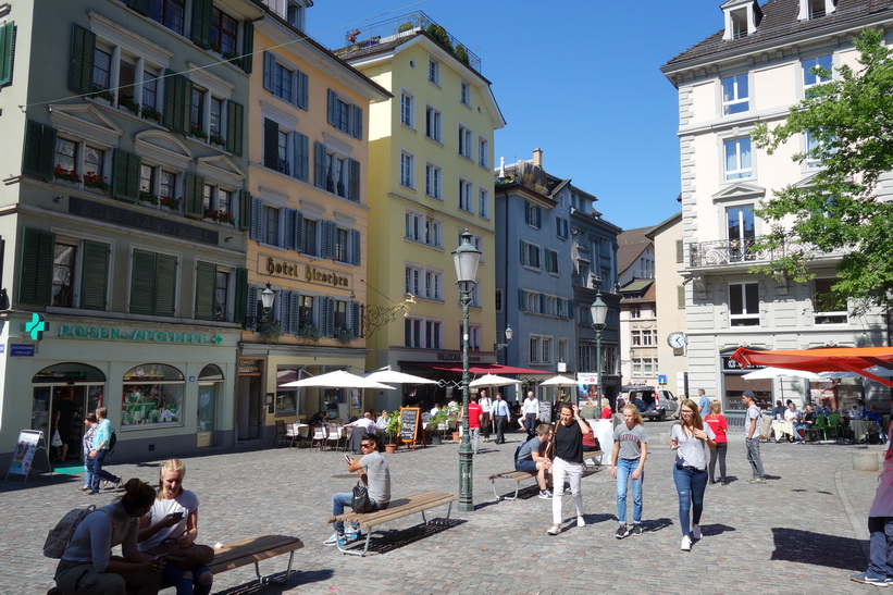 Gatuscen längs gågatan Niederdorfstrasse, Zürich.