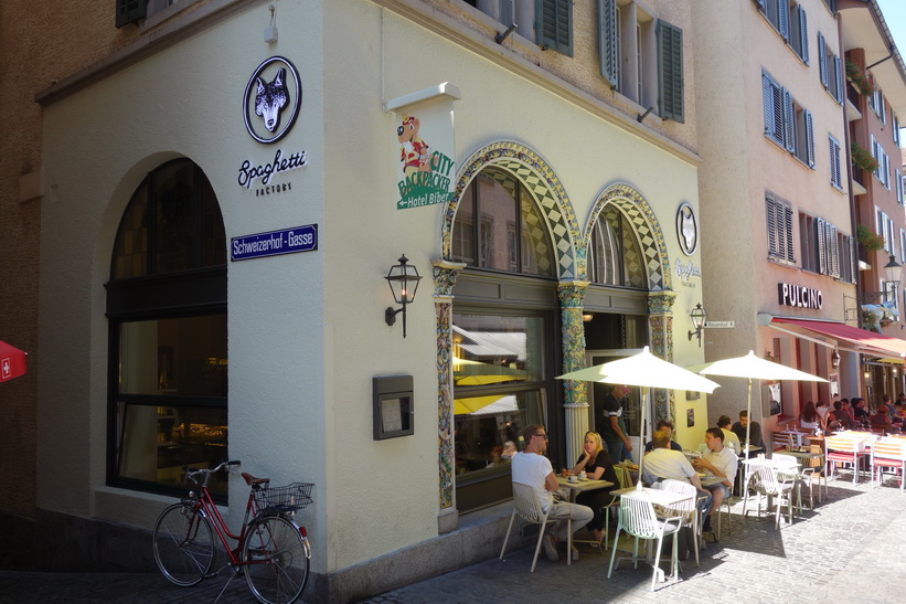 Gatuscen längs gågatan Niederdorfstrasse, Zürich.