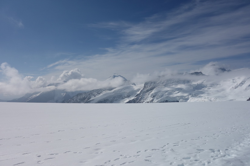 Vy under promenaden från Jungfraujoch till Mönchsjochhütte.