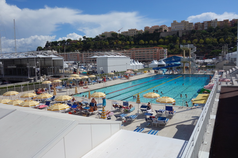 Swimmingpool i hamnen i Monaco.