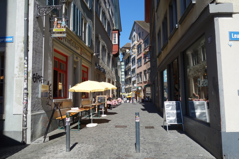 Gatuscen längs gågatan Niederdorfstrasse, Zürich.