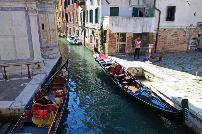 Kanal med gondoler, Venedig.