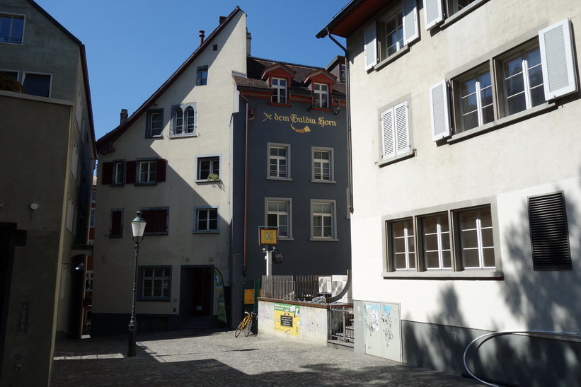 Gatuscen längs gågatan Niederdorfstrasse, Zürich.