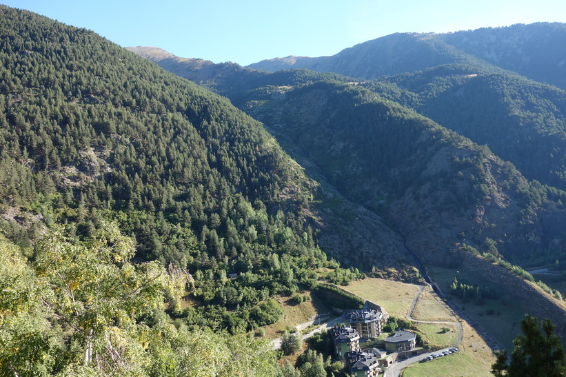 Vandring i riktning upp mot bergstoppen Port Vell från Arinsal.