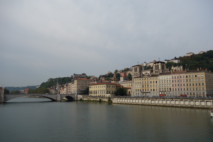 Floden Saône med del av Fourvière hill till höger i bild, Lyon.