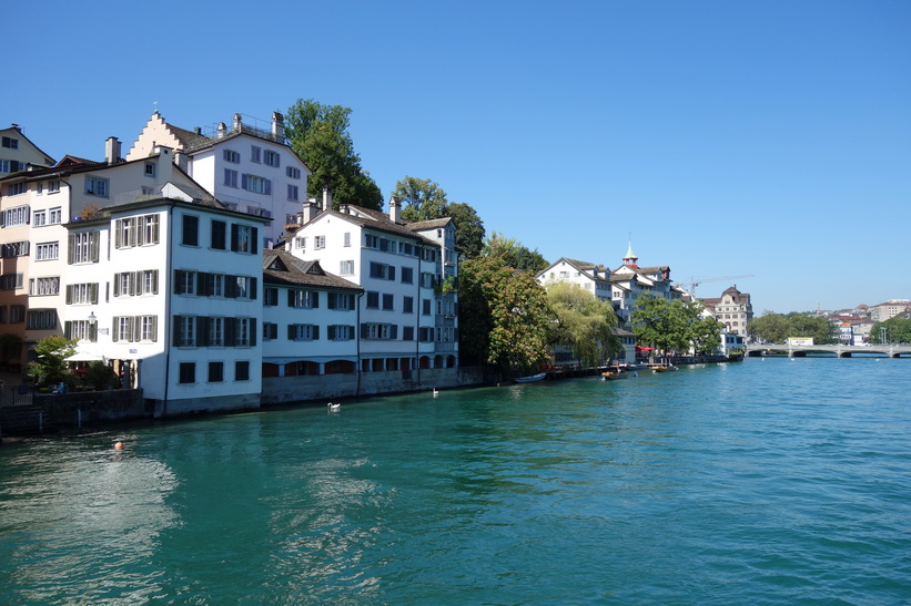 Vacker arkitektur längs floden Limmat i centrala Zürich.