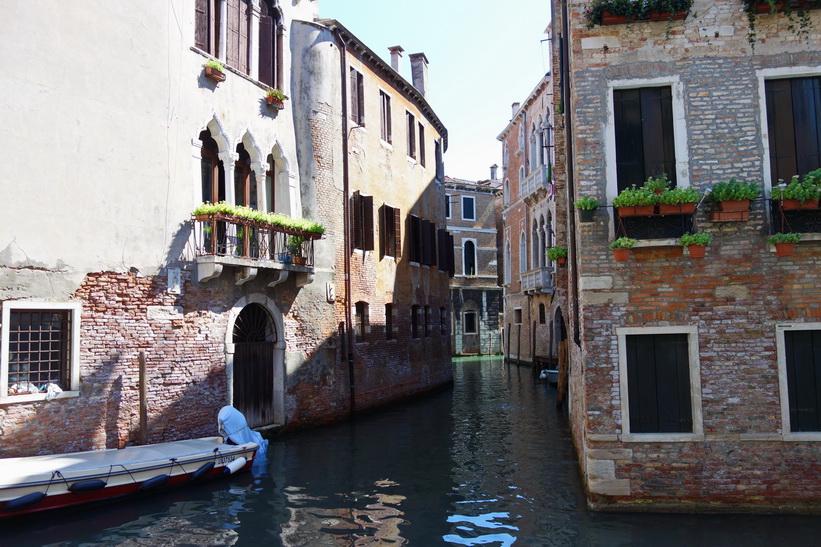 Två kanaler som korsar varandra, Venedig.