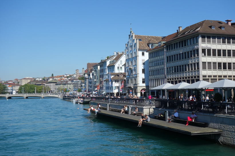 Vacker arkitektur längs floden Limmat i centrala Zürich.