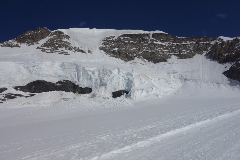 Vy under promenaden från Jungfraujoch till Mönchsjochhütte.