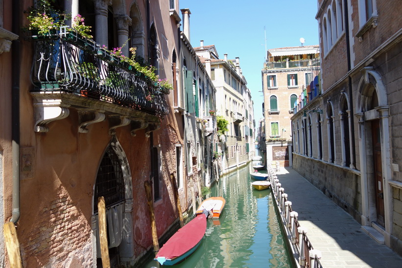 Kanal med vacker arkitektur, Venedig.