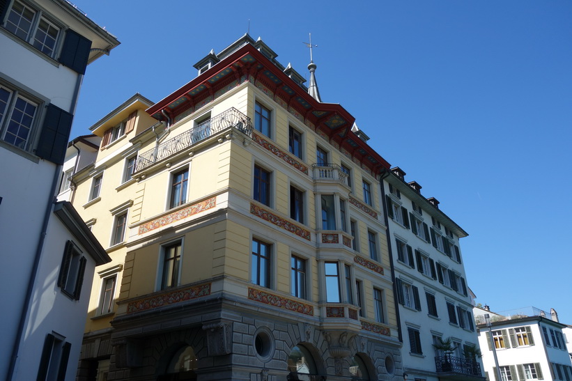 Vacker arkitektur längs floden Limmat i centrala Zürich.