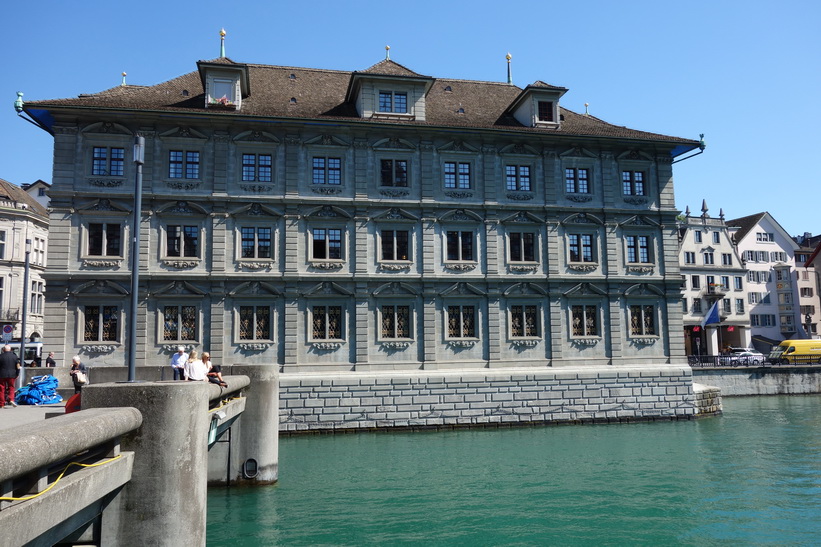 Vacker arkitektur längs floden Limmat i centrala Zürich.