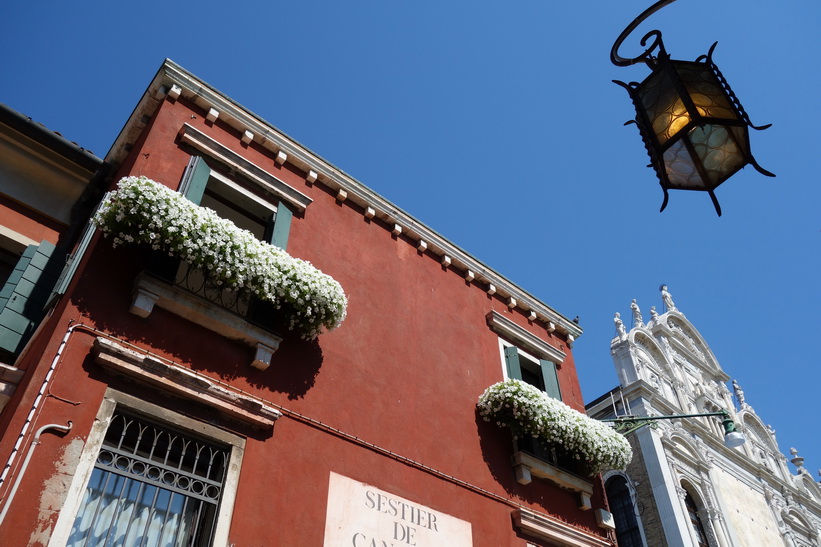 Husfasad längs gatan Calle Larga Giacinto Gallina, Venedig.