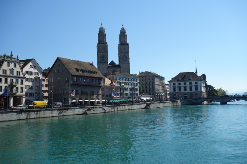 Vacker arkitektur längs floden Limmat i centrala Zürich.