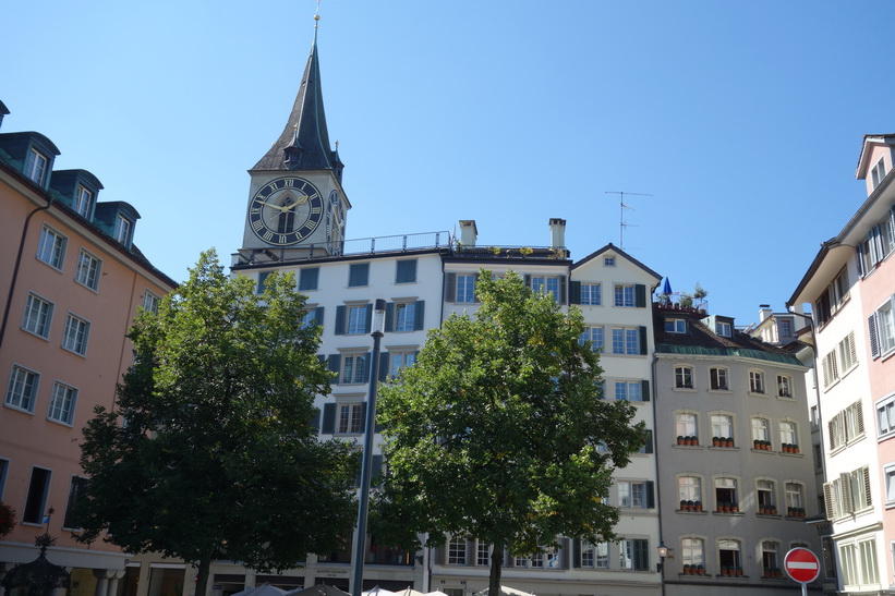 Vacker arkitektur längs floden Limmat i centrala Zürich.