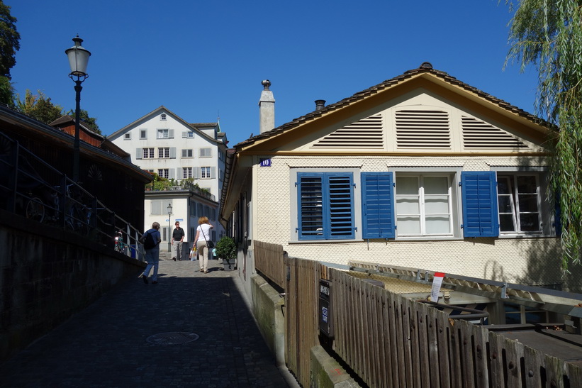 Vacker arkitektur längs floden Limmat i centrala Zürich.