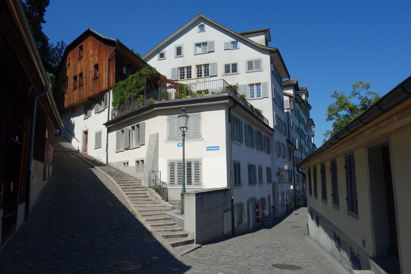 Vacker arkitektur längs floden Limmat i centrala Zürich.