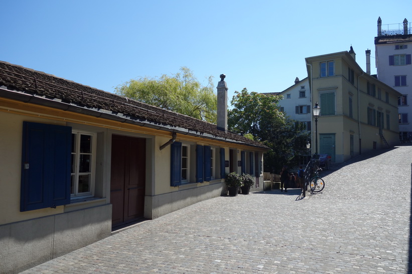 Vacker arkitektur längs floden Limmat i centrala Zürich.