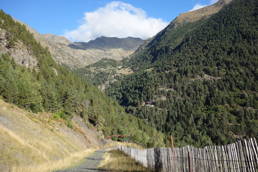 Vandring i riktning upp mot bergstoppen Port Vell från Arinsal.