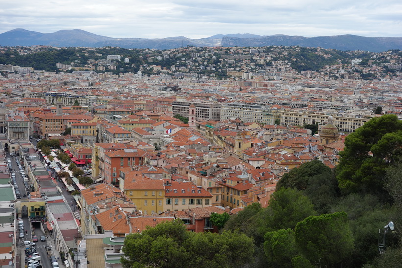 Utsikten över Nice gamla stad från Castle Hill (Colline du Chateau).