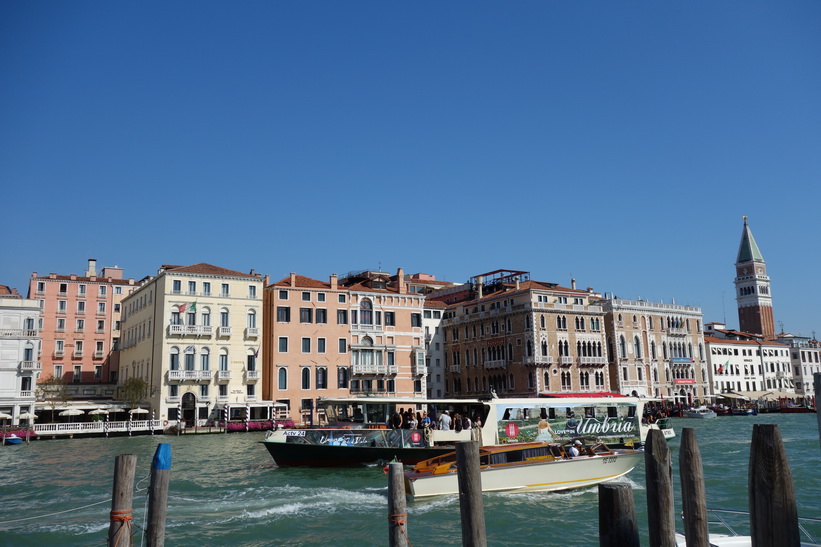 Utsikt från Fondamenta Salute över Grand Canale med Markusplatsens klocktorn till höger i bild, Venedig.