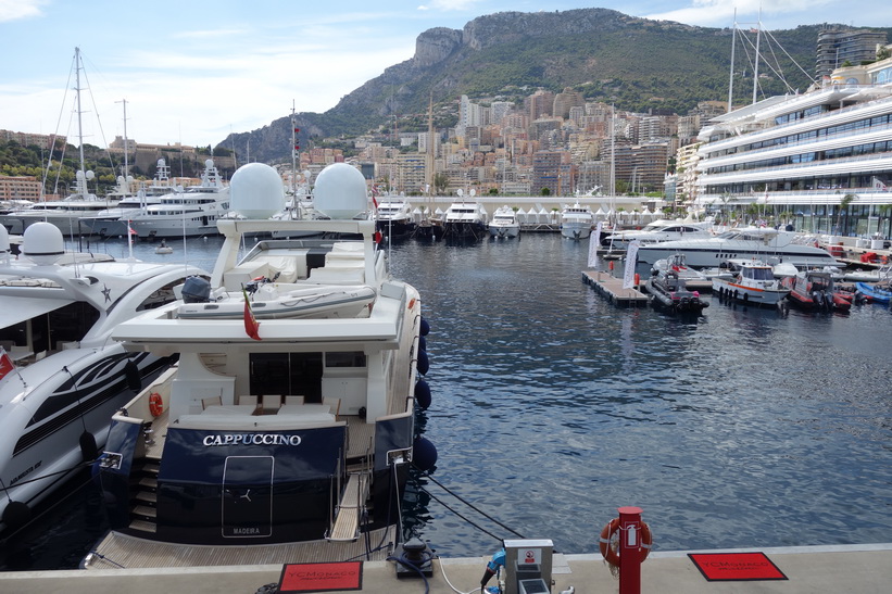 Lyxjakten Capuccino i hamnen i Monaco.