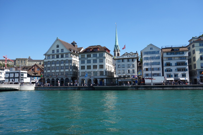 Vacker arkitektur längs floden Limmat i centrala Zürich.