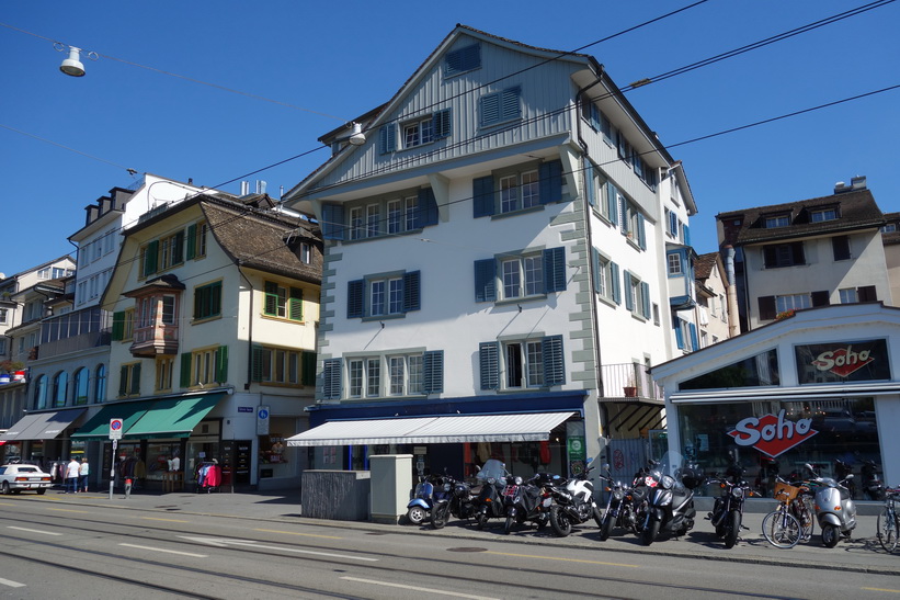 Vacker arkitektur längs floden Limmat i centrala Zürich.