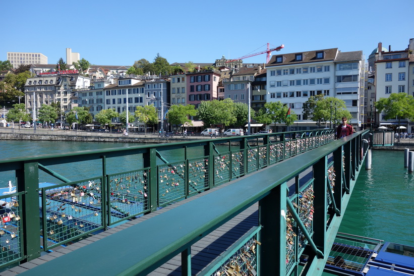 Bro med kärlekslås över floden Limmat i centrala Zürich.