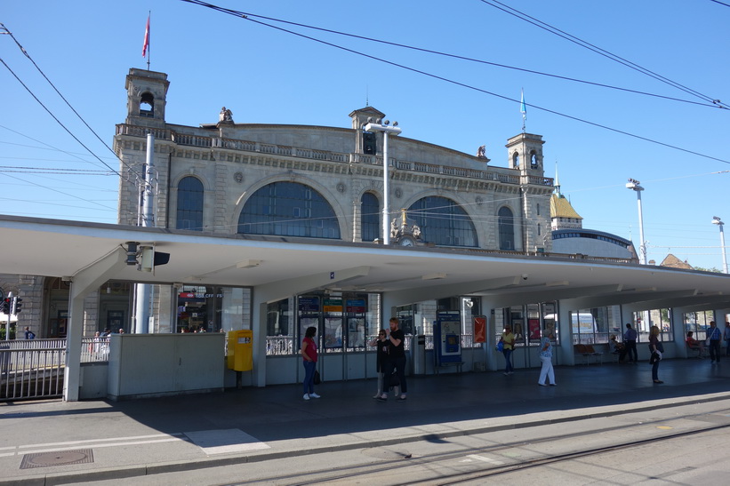 Station Bahnhofquai/HB med Hauptbahnhof i bakgrunden, Zürich.