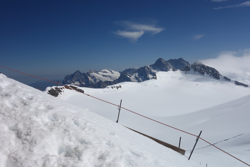 Vy under promenaden från Jungfraujoch till Mönchsjochhütte.