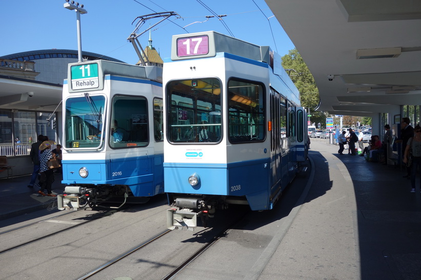 Spårvagnar på station Bahnhofquai/HB i centrala Zürich.