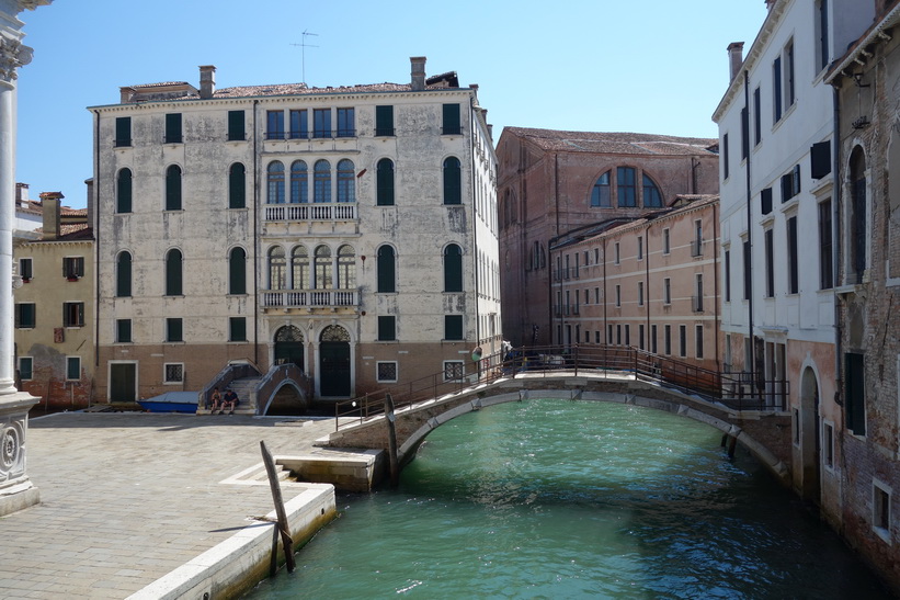 Kanal med vacker arkitektur, Venedig.