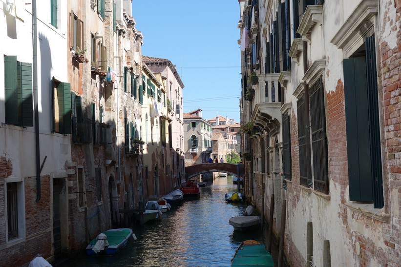 Kanal med vacker arkitektur, Venedig.