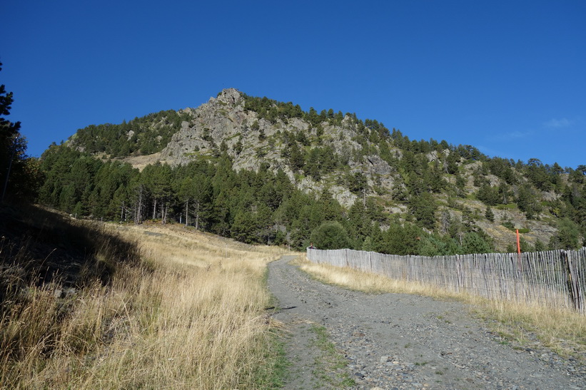 Vandring i riktning upp mot bergstoppen Port Vell från Arinsal.