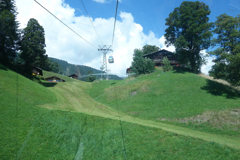 Liften upp mot First från Grindelwald.